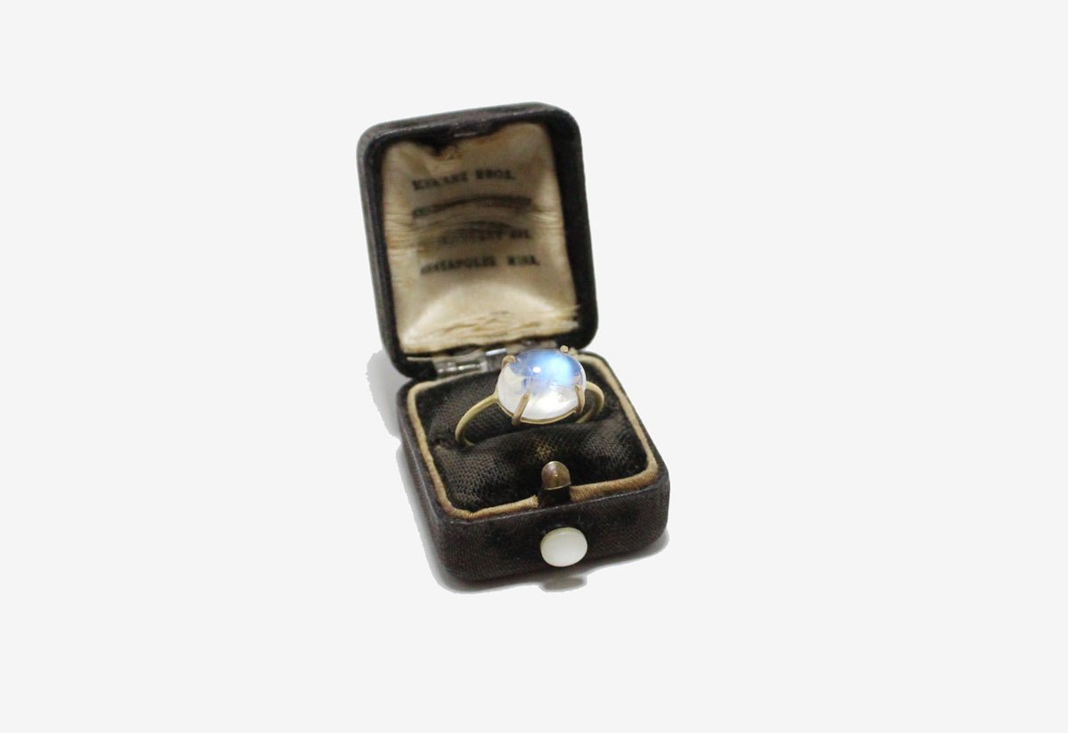 Petite Baleine 18k Rainbow Moonstone Ring